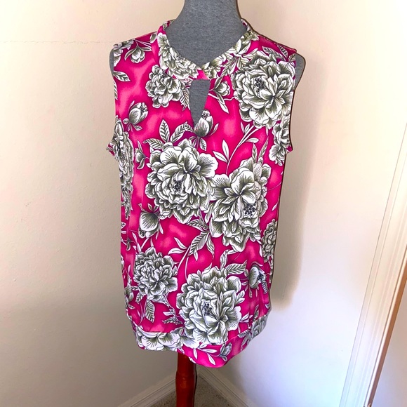 Tops - Beautiful BRAND NEW Pink keyhole blouse